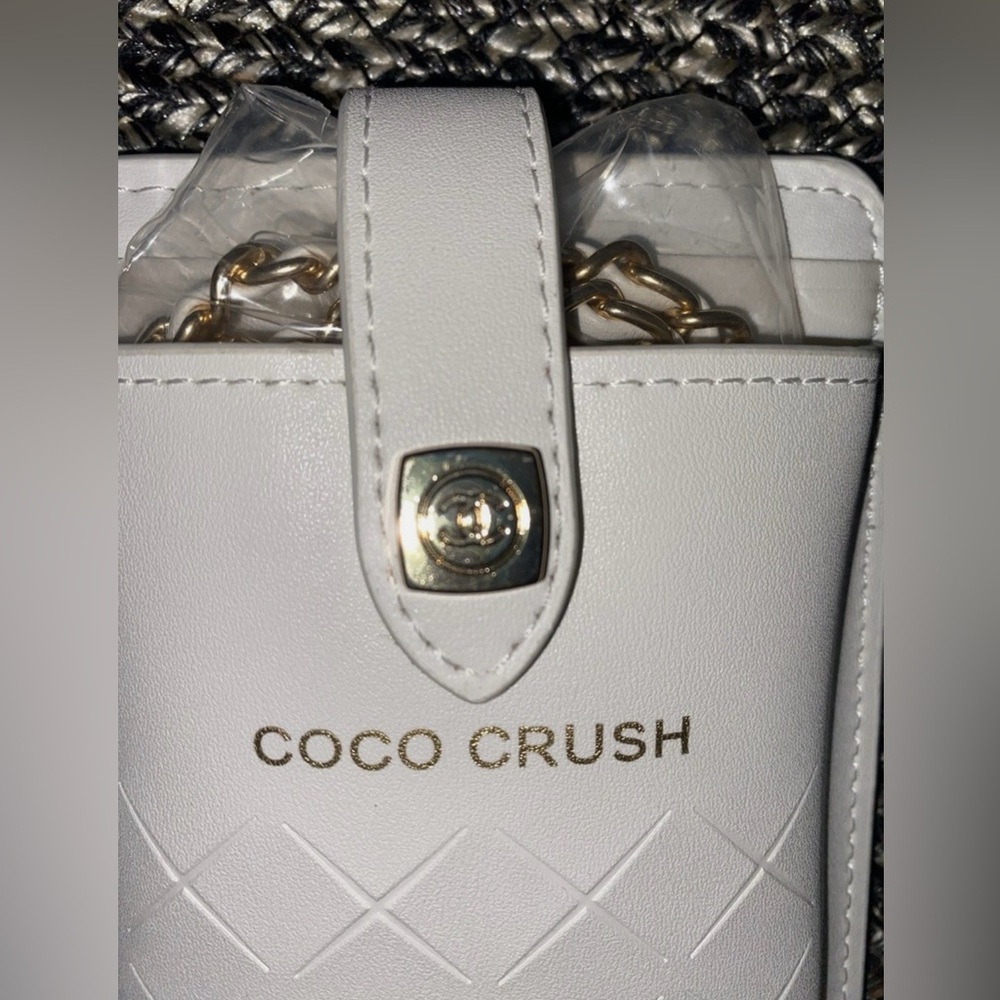 CHANEL Coco Crush Smartphone Case in White with Detachable Matching Strap NWB - Picture 8 of 13